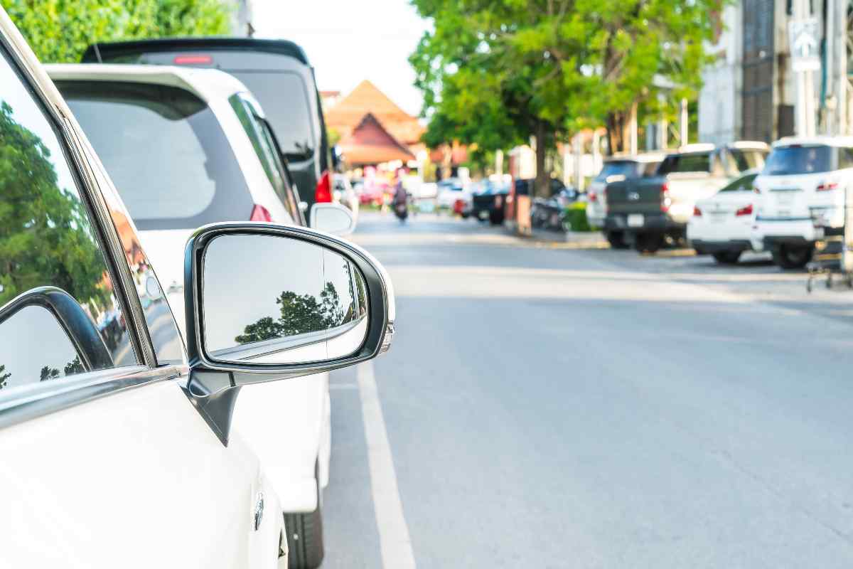 parcheggio tra due auto