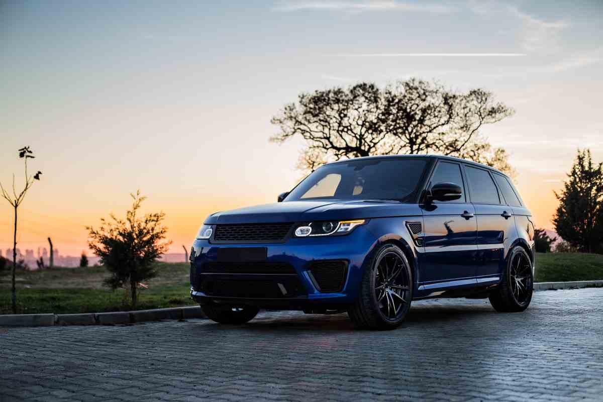 Un SUV blu