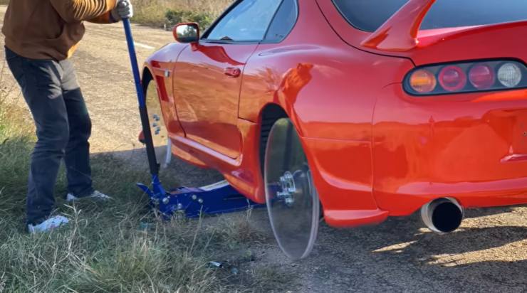 Toyota Supra con llantas transparentes