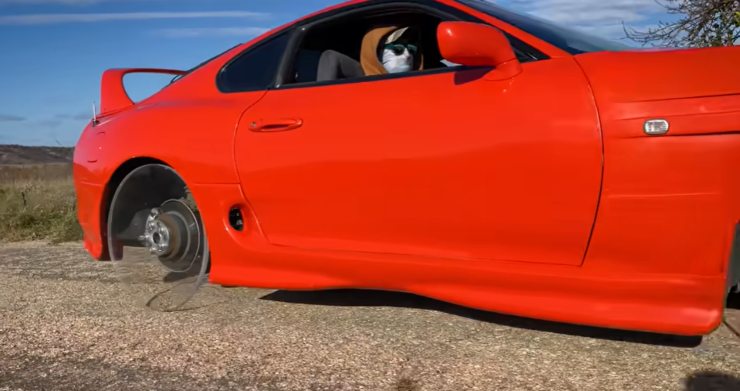 Toyota Supra con ruote trasparenti
