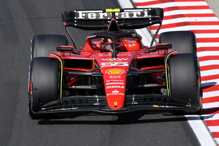 Carlos Sainz fuori dalla Ferrari