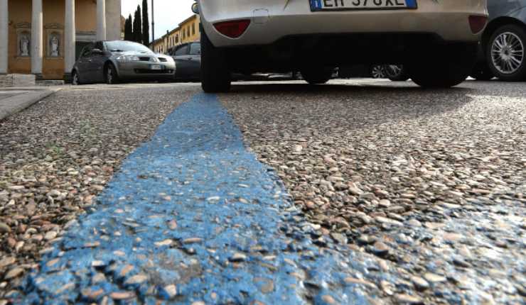 Tenere il posto auto a piedi, ci sono delle multe