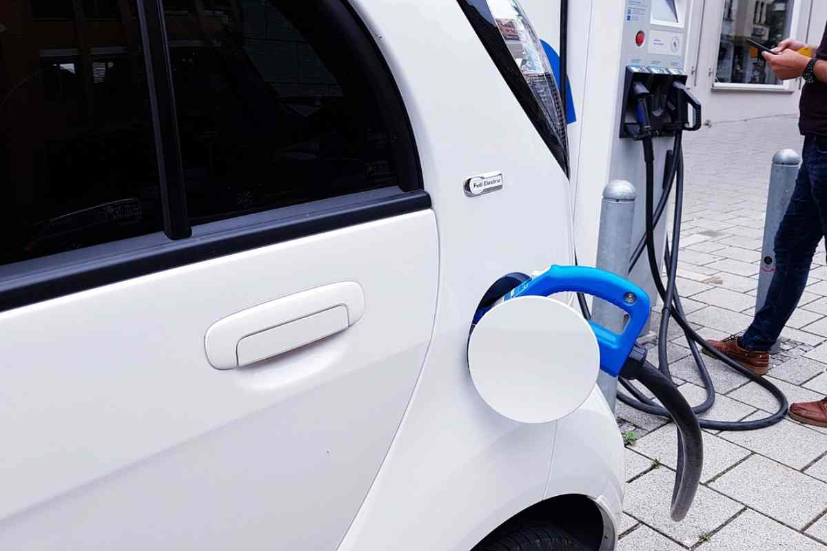 auto elettriche costo auto benzina