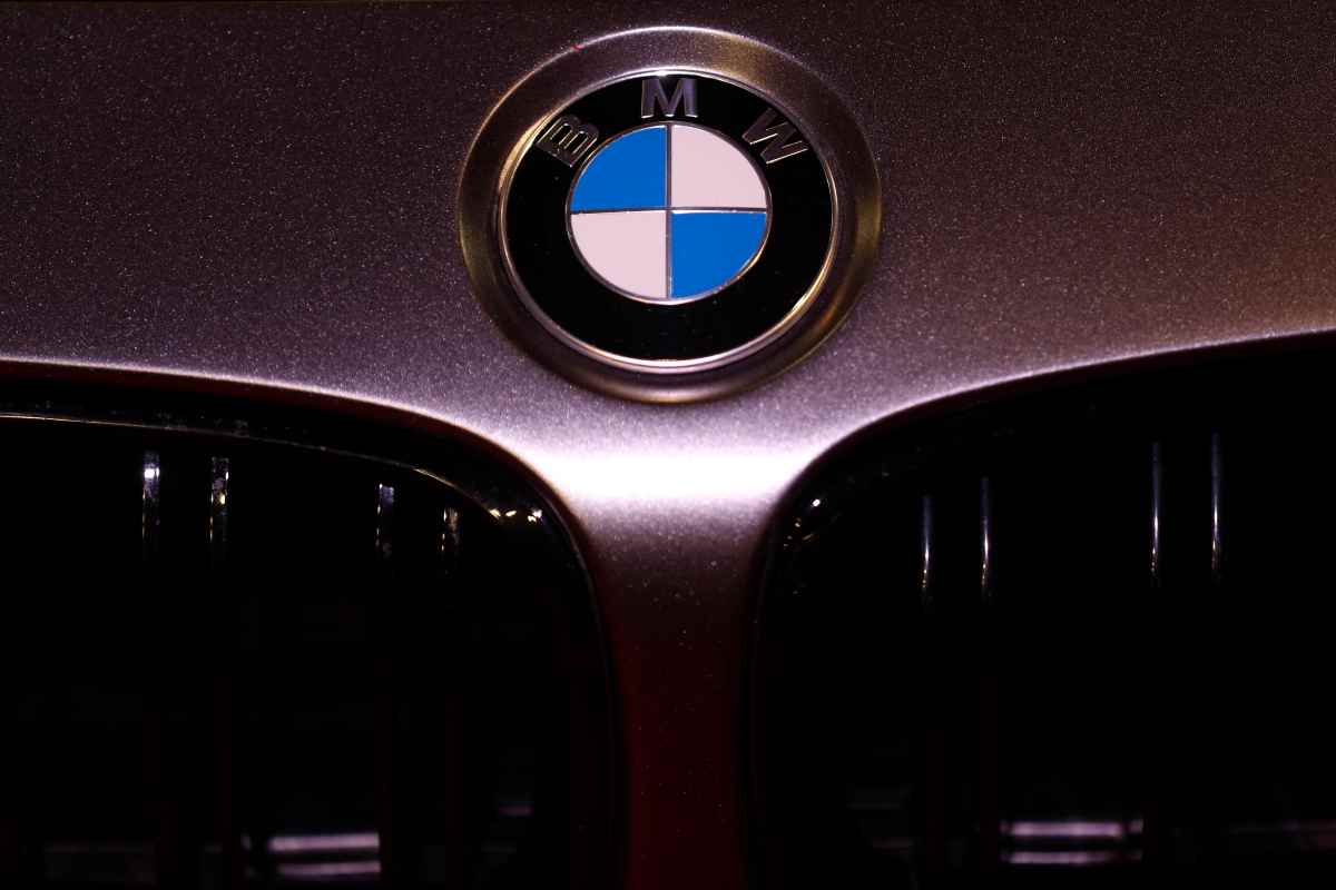Clamorosa scoperta in un garage: una BMW praticamente nuova