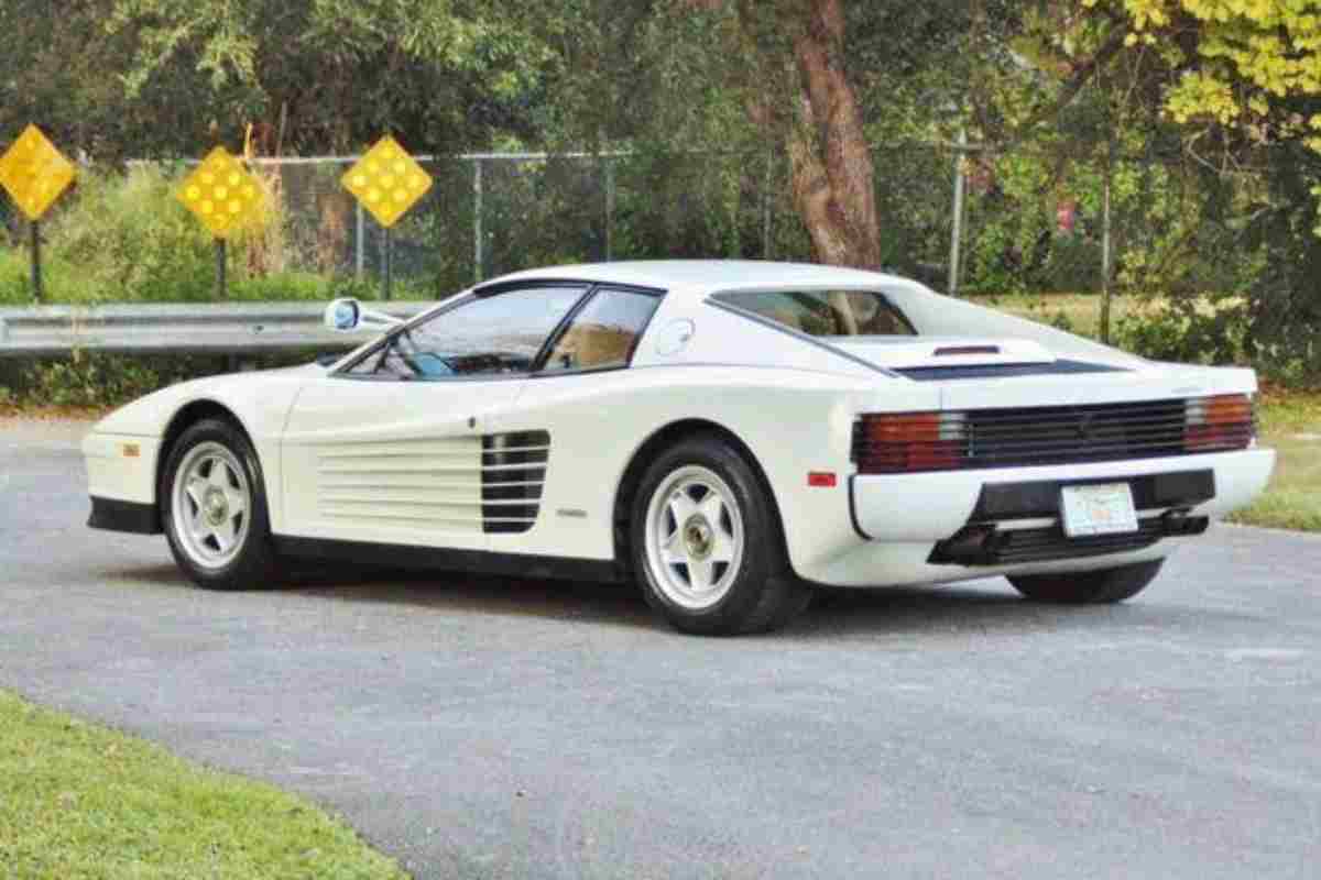 chevrolet c4 corvette sembra una Ferrari Testarossa