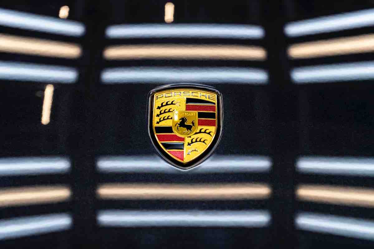 Porsche logo illuminato auto 