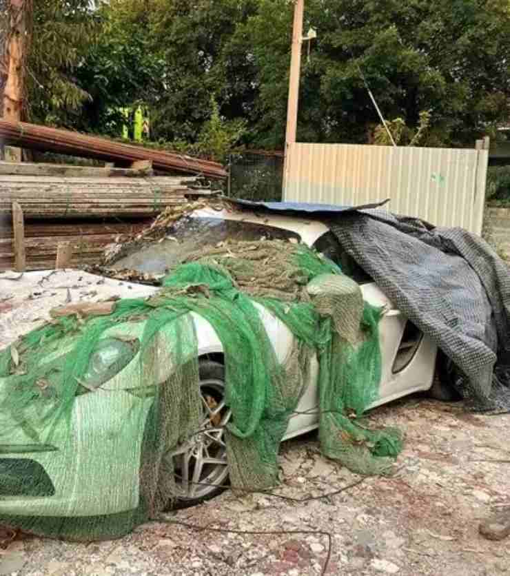 Porsche abbandonata e riparata