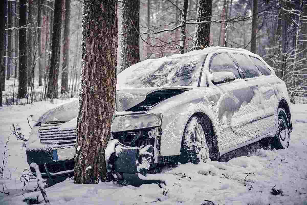 auto contro albero