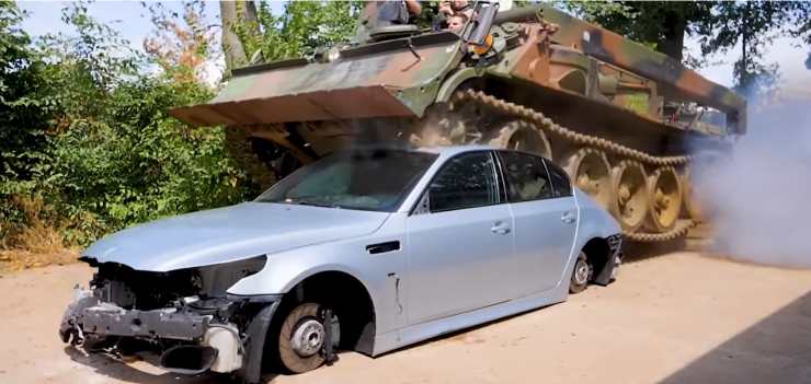 Carrarmato distrugge una povera BMW