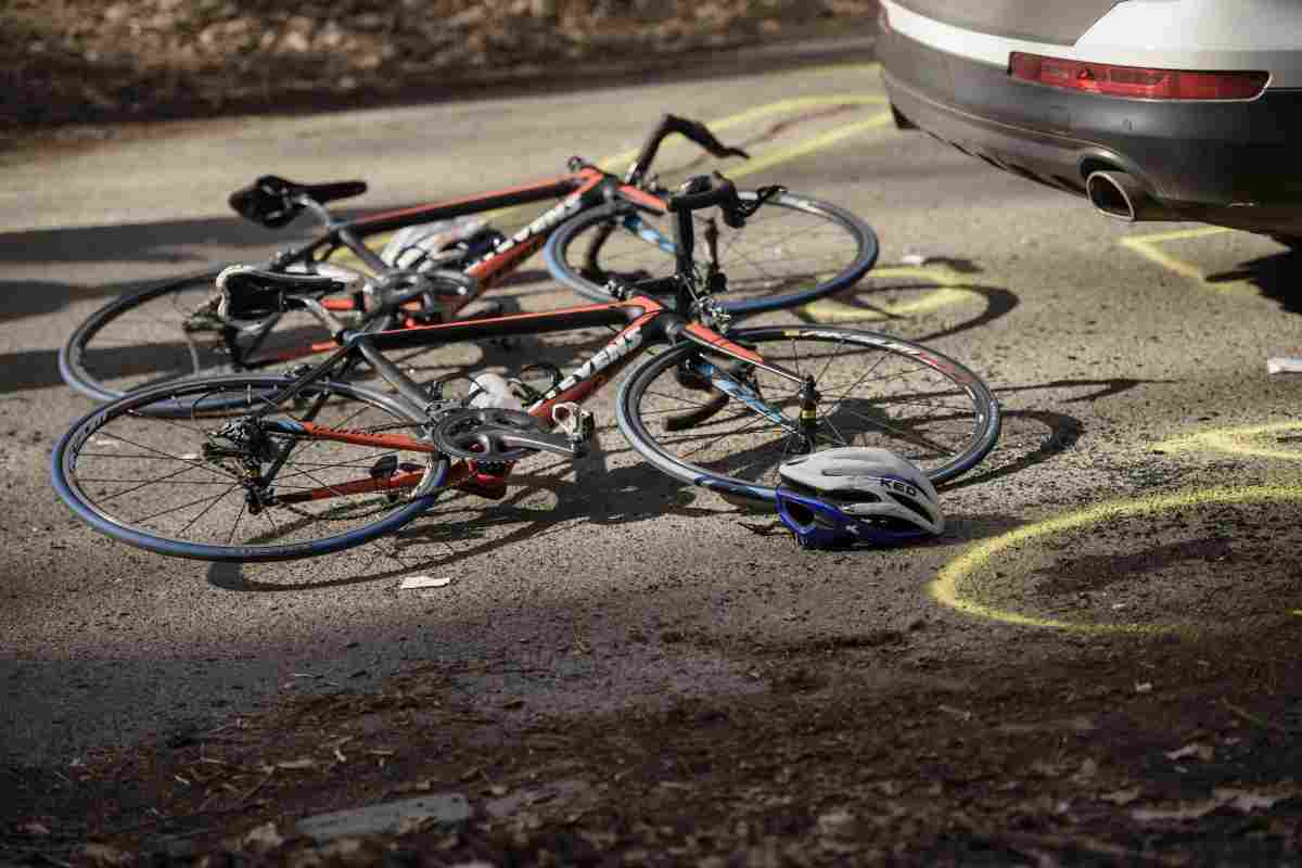Un terribile incidente ha coinvolto un ciclista professionista