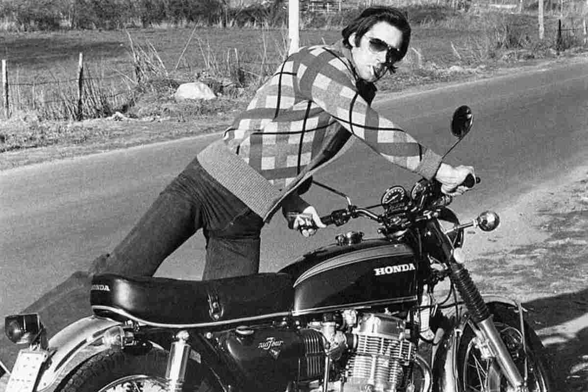 ¿Conoces a este hombre?  Aquí parece un ‘bandido’ de los 70 con su CB750, y hoy es un actor muy querido