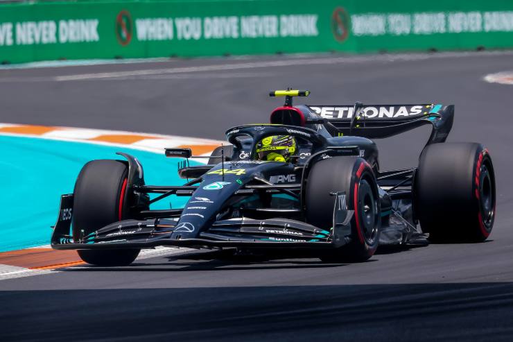 Lewis Hamilton rinnova con la Mercedes