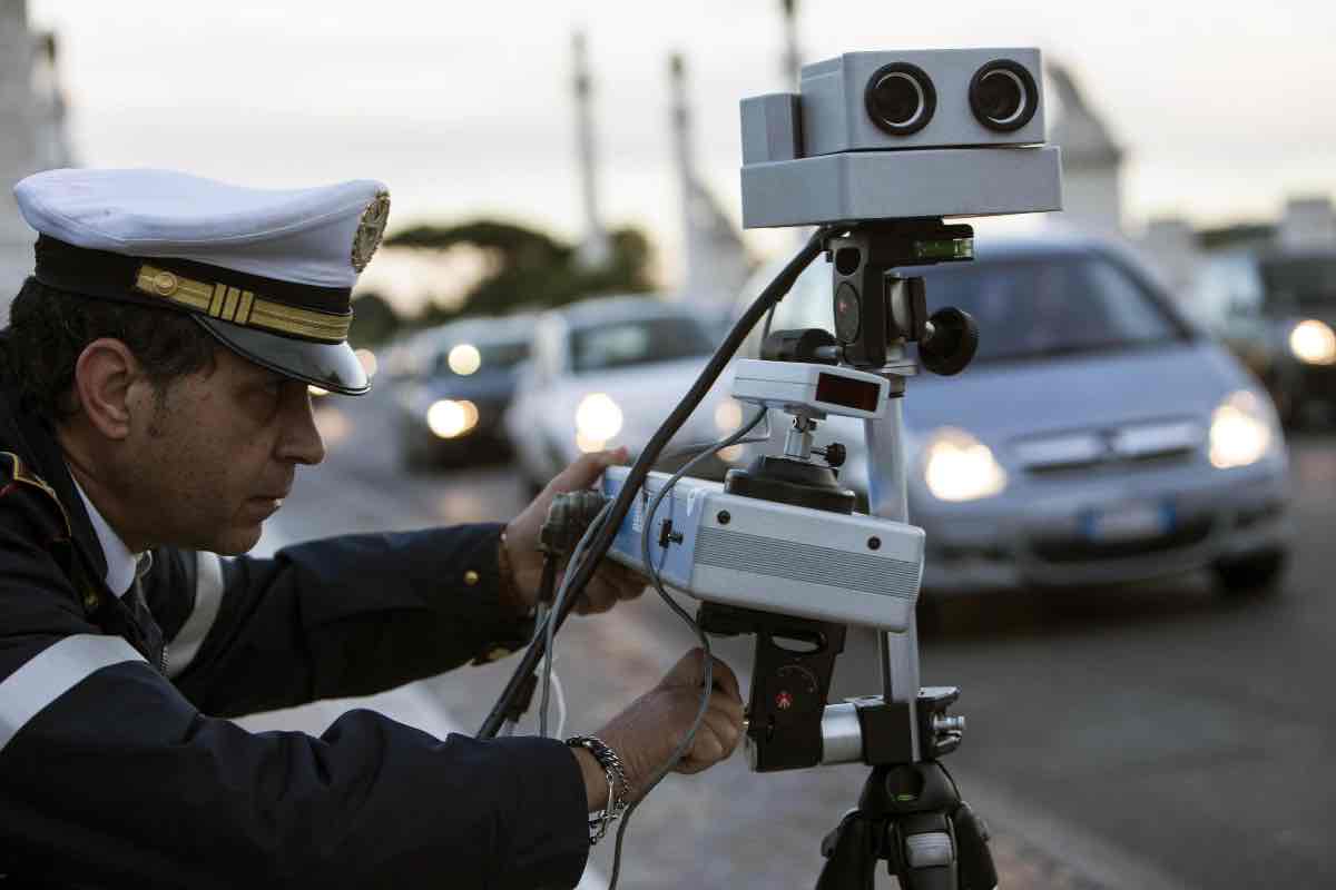 Poliziotto all'autovelox 