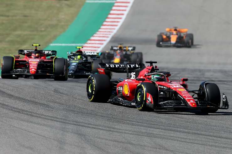 Charles Leclerc fa la spia a Gasly