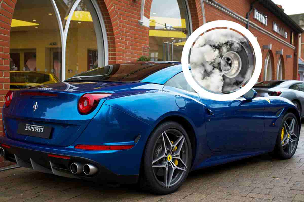 Ferrari perde tanto fumo mentre transita