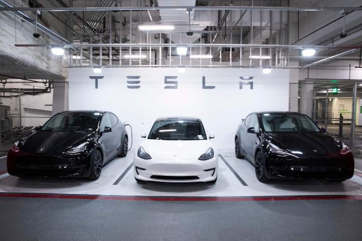 Scossone in Borsa della Tesla dopo il calo della Model Y e della Model 3