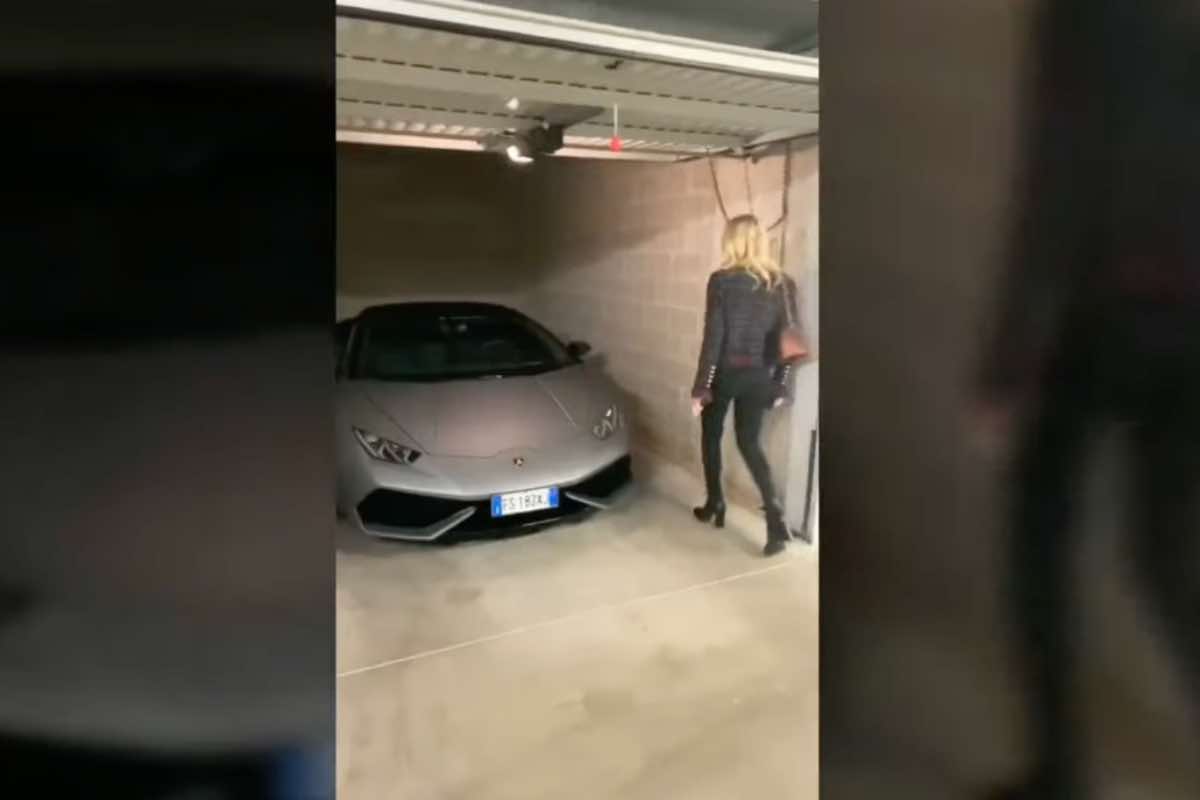 Chiara Ferragni con la Lambo 