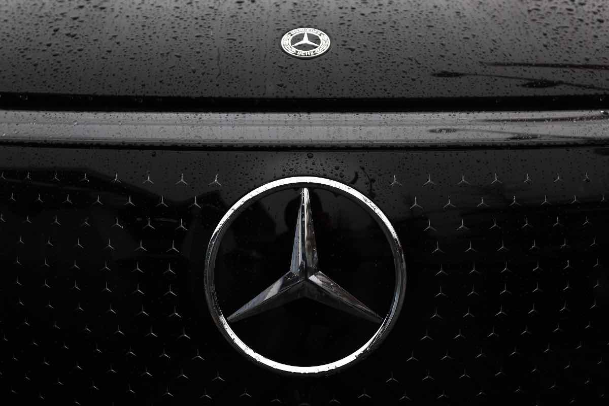 Mercedes paga per licenziarsi