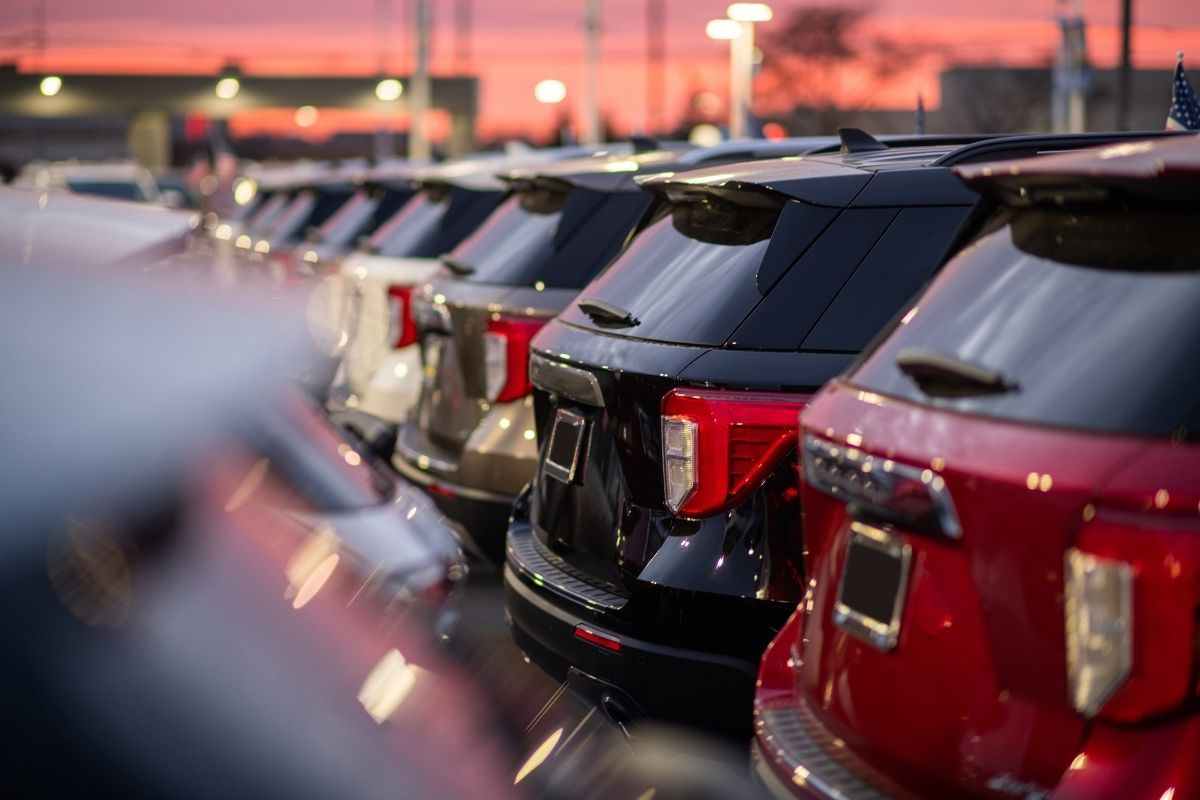 Nuovo SUV in arrivo, sembra una Land Rover: scelta a sorpresa per il motore, userà un carburante snobbato da tutti