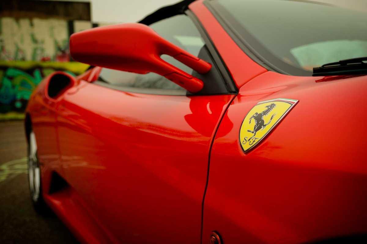 Distrugge una iconica Ferrari 