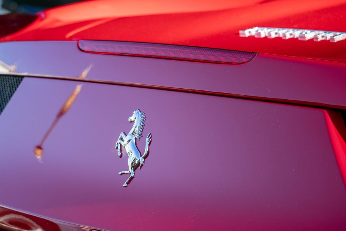 Una iconica Ferrari esce distrutta 