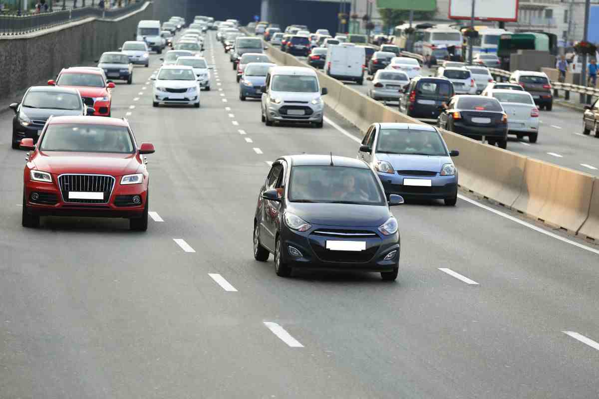 Follia totale in autostrada: si lancia ad oltre 300 km/h, ora rischia grosso